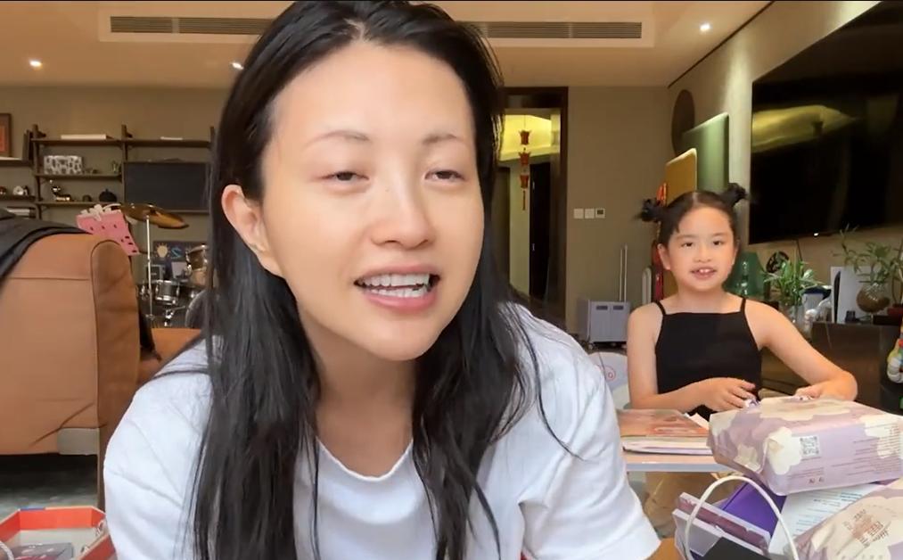 辽宁卫视春节联欢晚会|包文婧免费收千元衣服喜笑颜开，包贝尔女儿很成熟，写作业还摆拍