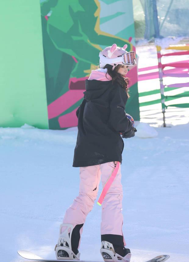 徐子珊|杨颖滑雪造型曝光清新十足，戴粉色头盔可爱软萌