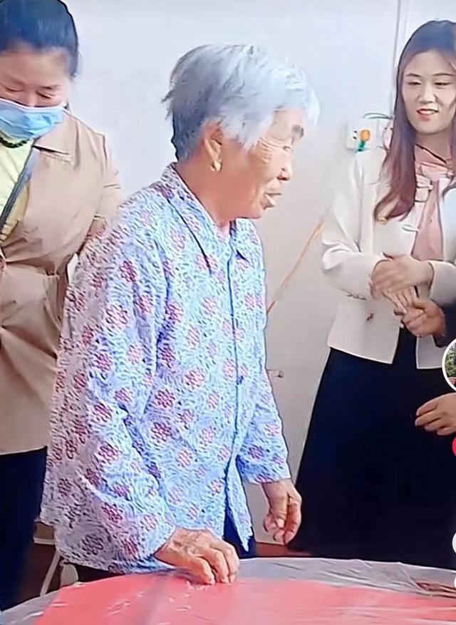 陈亚男|“大衣嫂”首次与新儿媳同框,女方家境贫寒,但家教很好