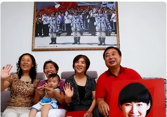 刘洋“二征太空”已返航,儿女双双来接机,网友:太有爱了!