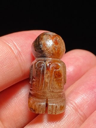 和田玉籽料|汉 和田玉籽料沁色 玉人 跪人 挂件 把件