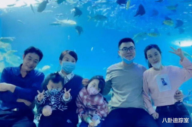 转笔|民转刑有望？李圣再现直播间，转笔动作暗示结果，网友：老杜慌了