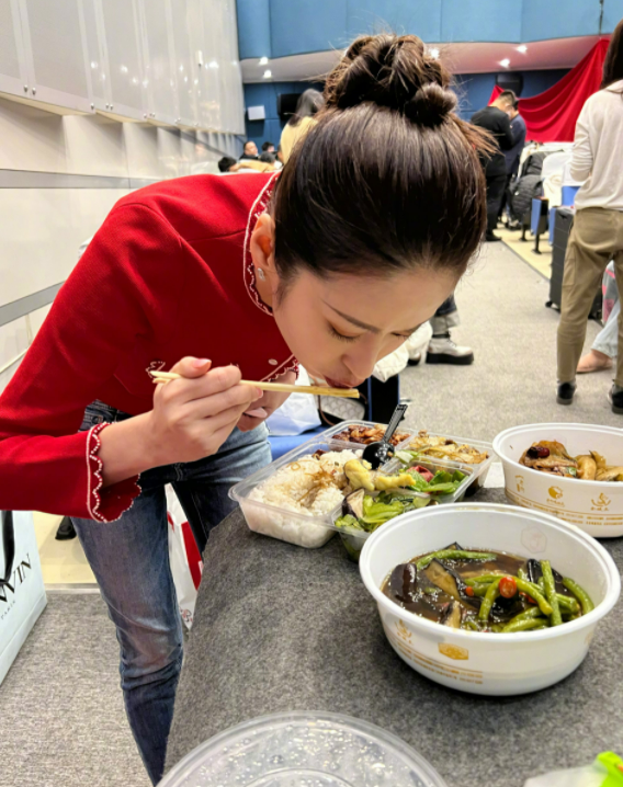 春晚|颖儿公开春晚后台工作餐！塑料饭盒比脸还大，没有餐桌只能端着吃