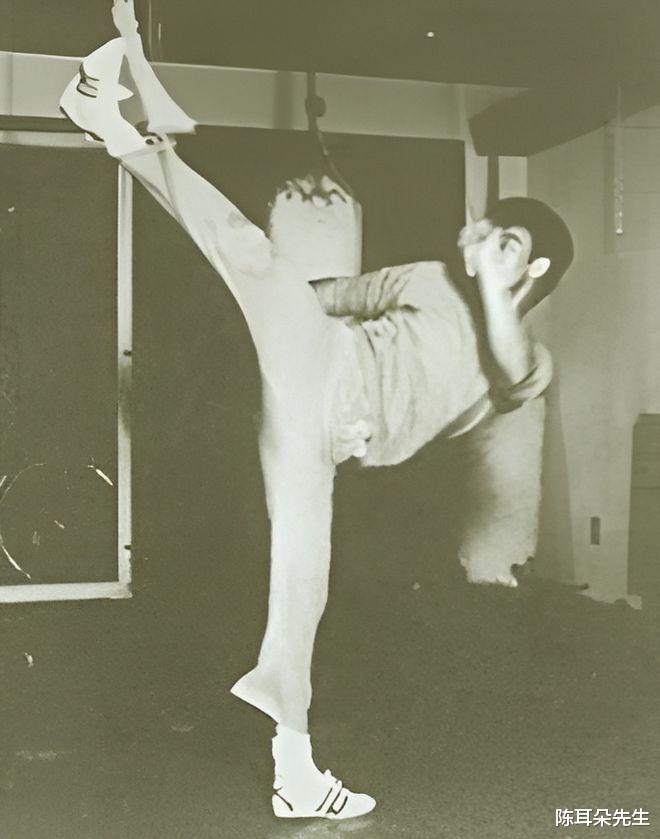 宋佳|李小龙：我穿着运动鞋，一招空中一字马，踢到了天花板的电灯泡