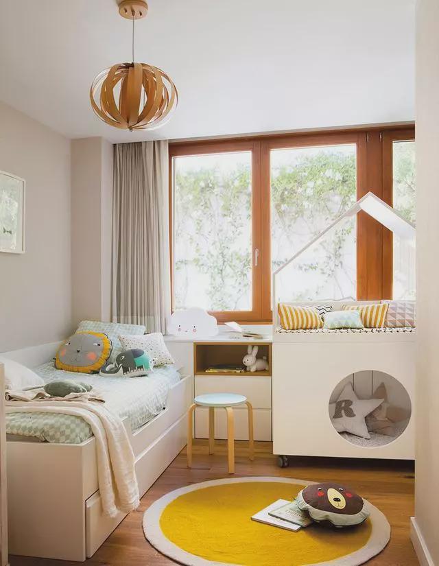 儿童房不做上下铺,现在流行2张床靠墙放,中间转角收纳柜