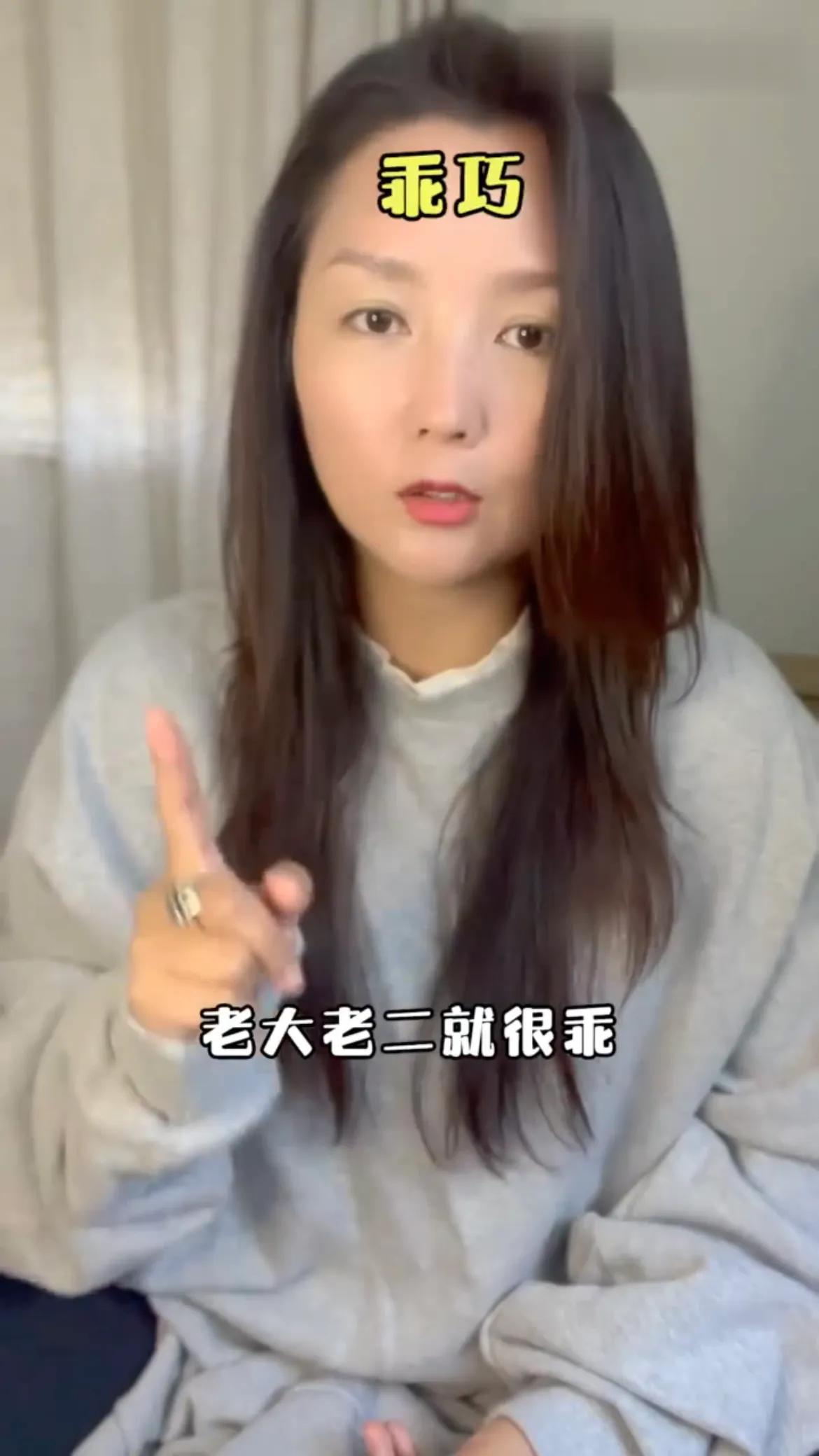 何洁|何洁晒带娃日常，3岁小女儿罕见露面，模样清秀甜美很像妈妈