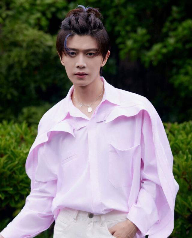 任嘉伦 任嘉伦对染发的执着，把头发挑染成粉紫色，还要扎一个小毽子