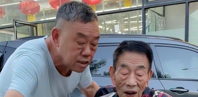 杨少华天津街头卖盒饭,儿子消费父亲热度遭质疑