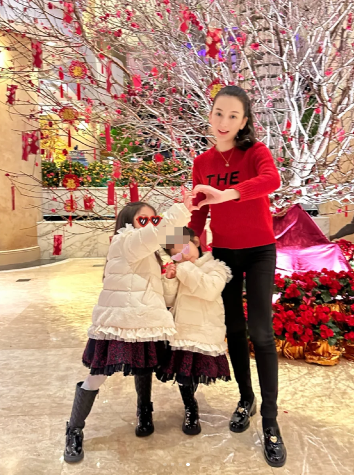 郭富城|方媛晒全家福，与郭富城越来越有夫妻相，大女儿眉眼像爸嘴巴像妈