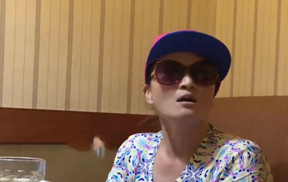 76岁老人爱上35岁离异女子,花几十万后惨遭抛弃,老人:把钱还我