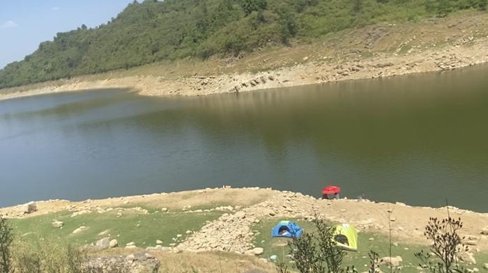 荒野求生|外出钓鱼上演“荒野求生”,20天后仨小伙儿带着许多小鱼干回家