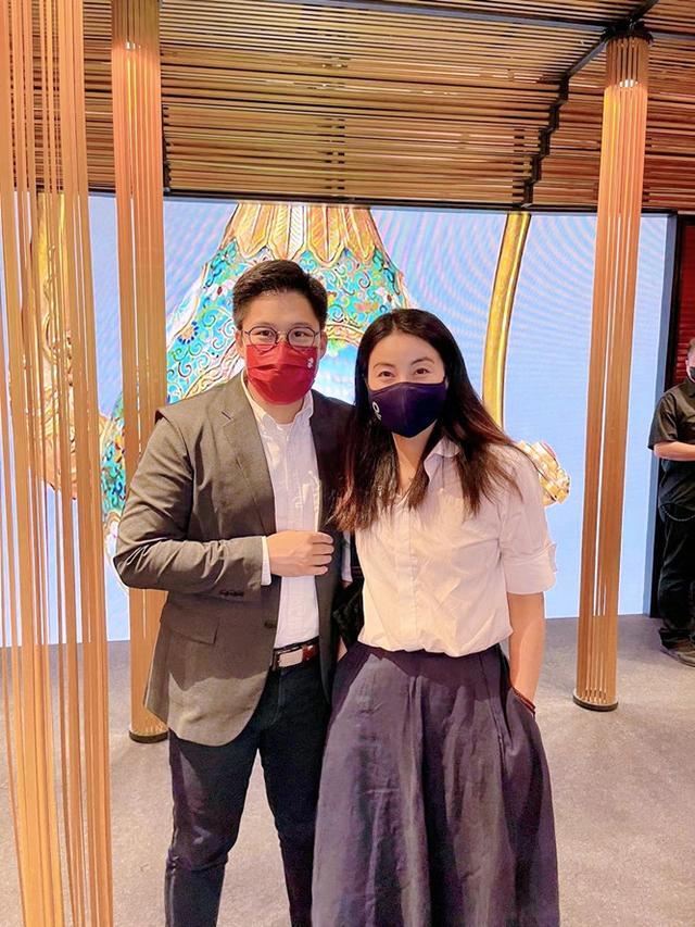 郭晶晶|郭晶晶被霍启刚宠成少女!与老公歪头杀太甜蜜,老公却成了大叔样