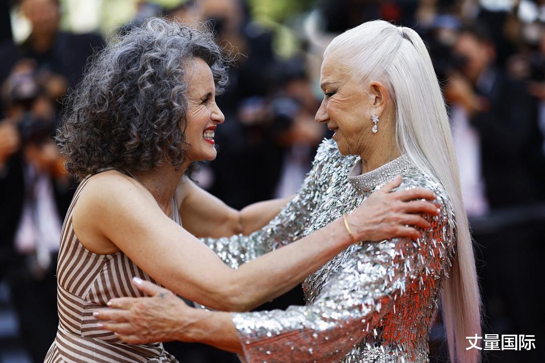 戛纳|自然就是美！76岁与64岁女星舞出戛纳红毯最美风景