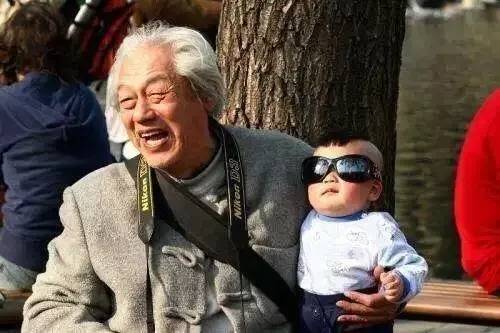 老人能有多宠孙辈?湖北奶奶怕孙女冷,将三轮车改造成“公主房”