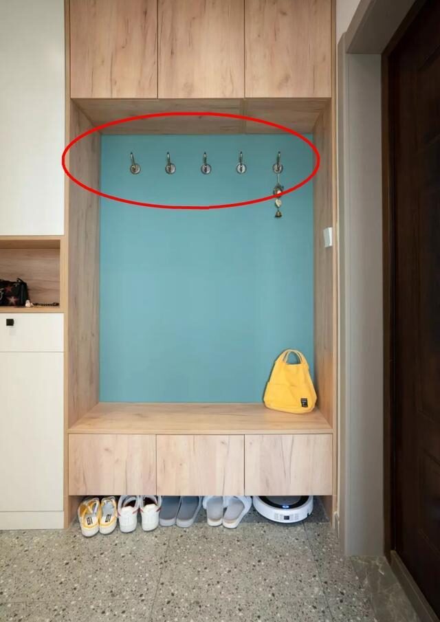 从闺蜜家学来“隔夜衣”收纳妙招，冬天衣物不再满屋堆，太聪明了