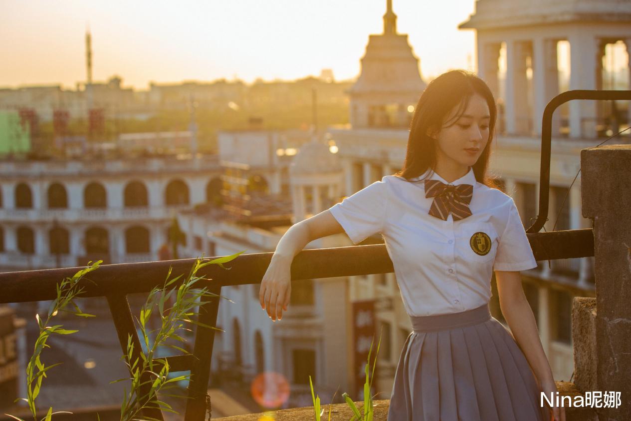 赵丽颖|赵丽颖最新拍摄现场，穿黄衣大脑门抢镜，搭档欧豪骑自行车太腻歪