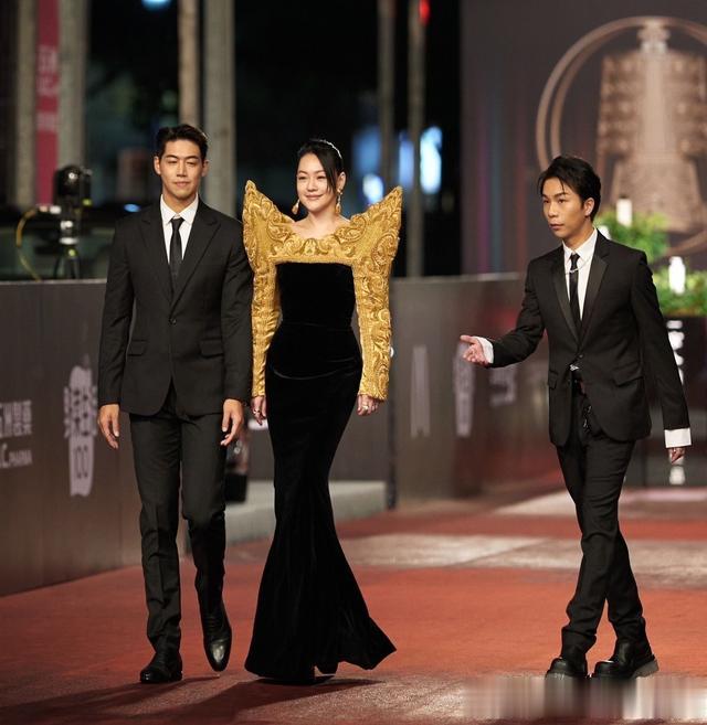 小S|44岁小S红毯造型好雷人,晚礼服很像画框,身姿曼妙全靠气场来撑