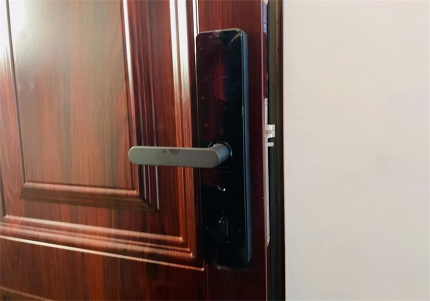 智能锁|为什么要在防盗门内竖插一把钥匙?听装锁师傅一讲,发现很有道理