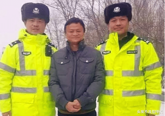 警察|连马云都错了?和警察合影直接尴尬了, 成龙才是正确的方式