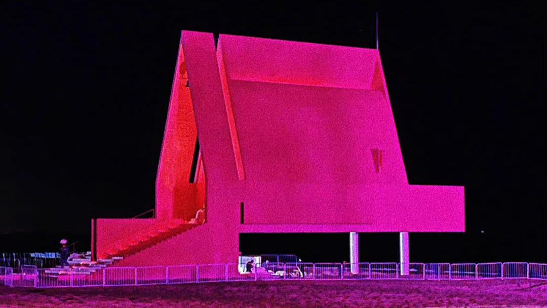 护肤品 阿那亚标志性建筑纯白教堂破格改为Pink PP颜色，激发艺术狂想