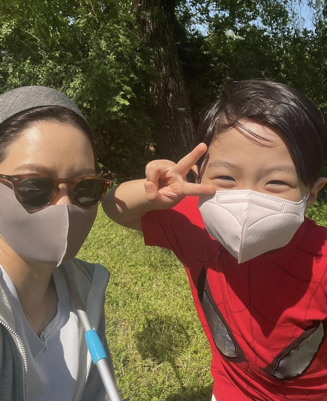 正义联盟|蔡琳晒单亲家庭的日常,与儿子用渔网互相罩住头,嬉笑打闹像朋友