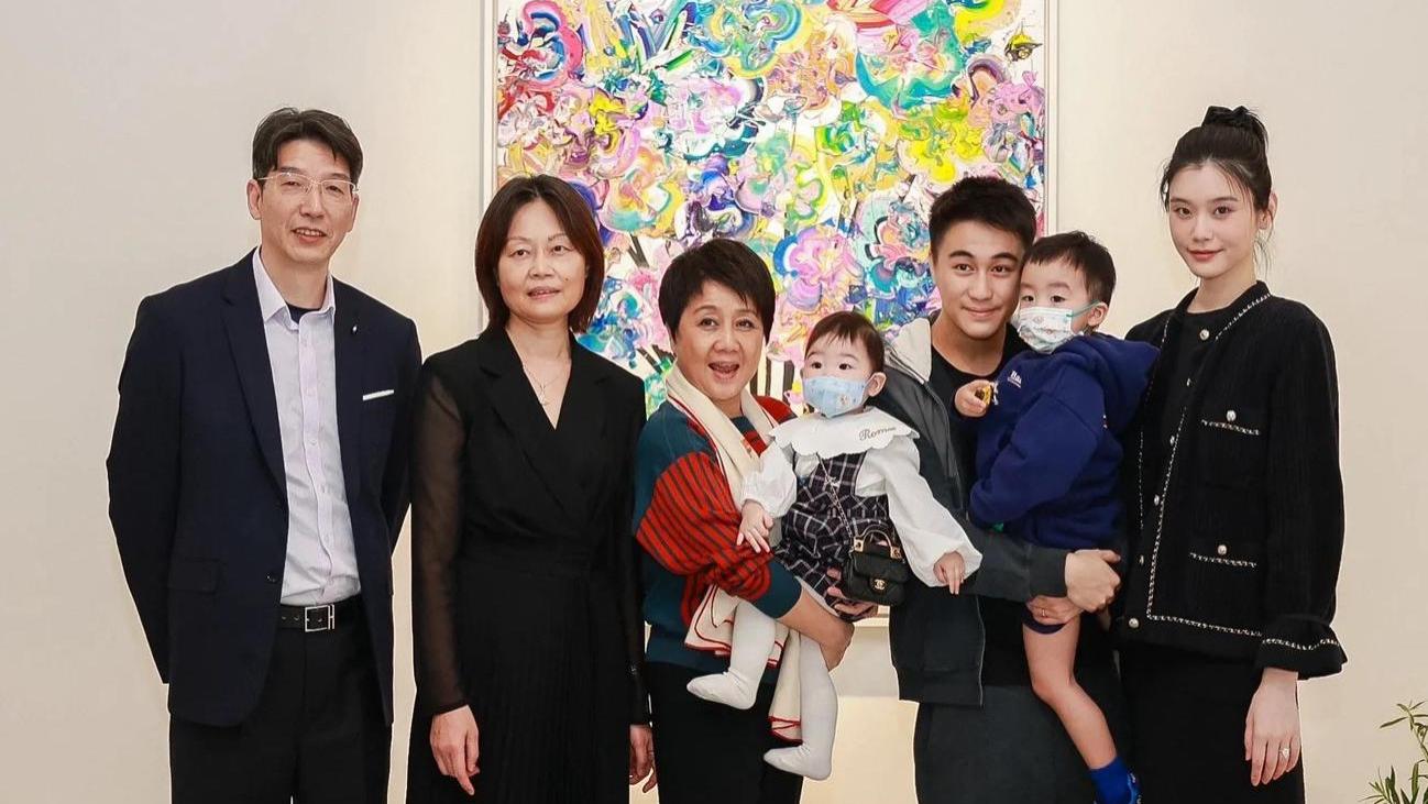 何猷君|何猷君全家福曝光，女儿被四太抱着首度露脸，长得真像哥哥何广燊