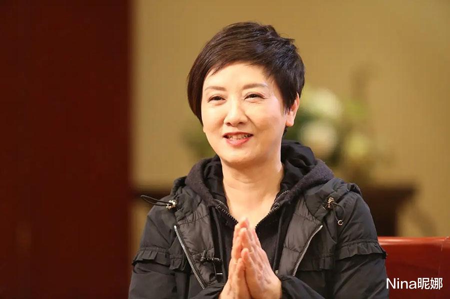 邓婕|65岁“宜妃”邓婕做客综艺,穿连帽棉服留短发未见老,结婚25年不生娃就是年轻