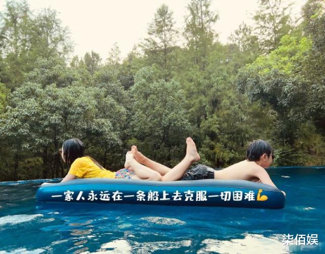 吴尊|吴尊晒一家四口度假照，12岁NeiNei长腿抢镜，极具超模气质