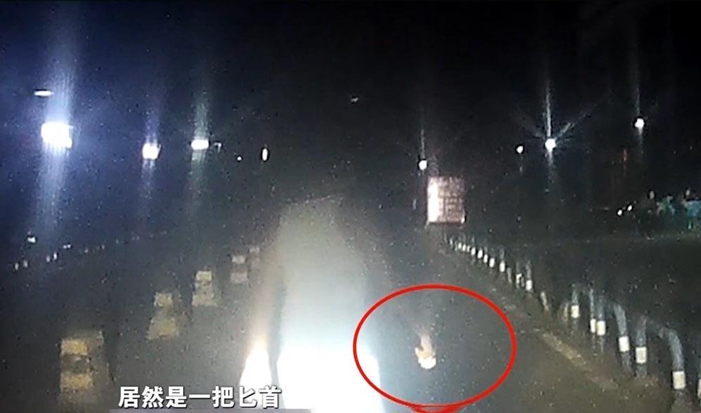 19年警方搜查男女出租房,意外起获百万发霉现金,调查发现大秘密