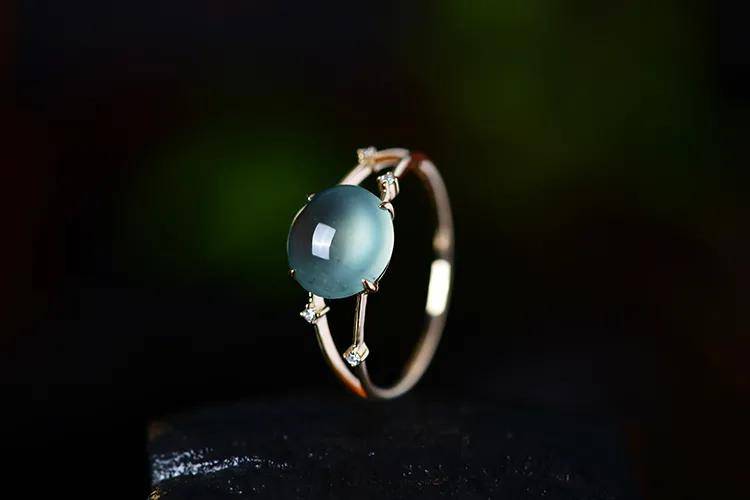 翡翠|种水好的翡翠看起来颜色很浅,这就是行内常说的「种压色」吗?