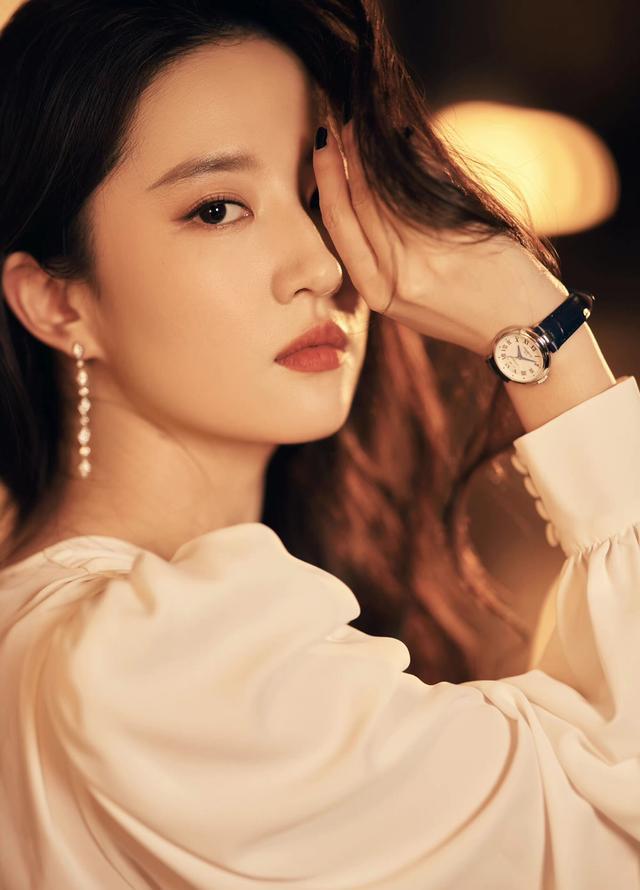 刘亦菲|仙女出街！刘亦菲武汉线下活动生图好美，一袭白裙优雅又贵气