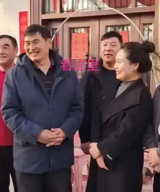 朱之文|大衣哥见美女歌手袁庆，竟不敢正眼看她！偷瞄的眼神似绵里藏针！