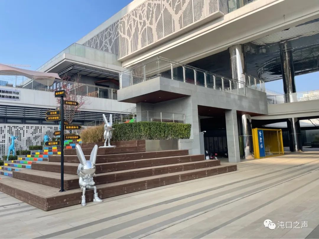 沌口街头多了很多“卡通雕塑”