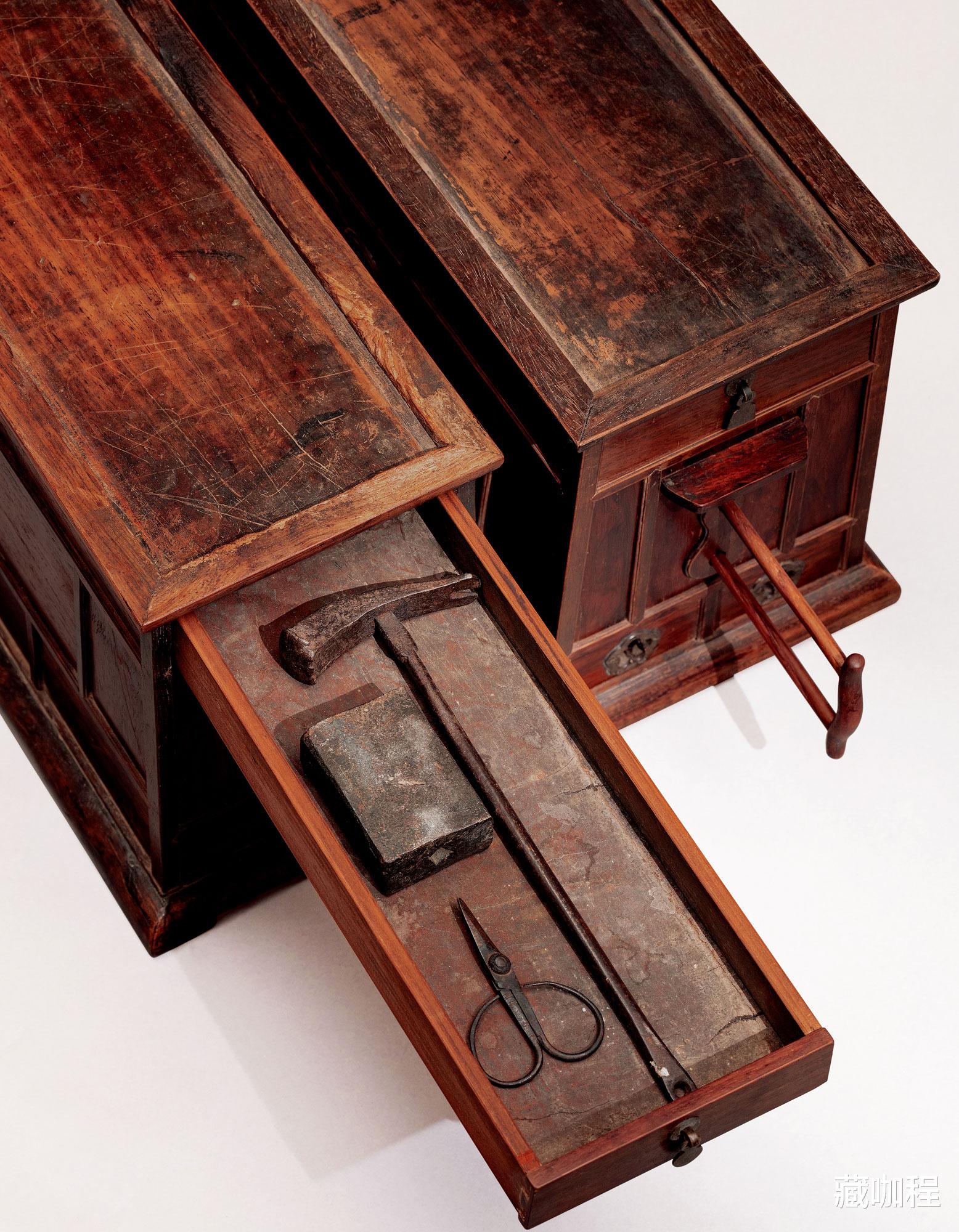 |棂格脚踏、双向风箱，香港春拍黄花梨小家具