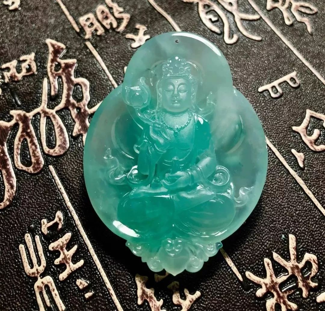 雕刻|一块冰种晴水底的翡翠片料，雕刻美观大方的持莲观音，太漂亮了！