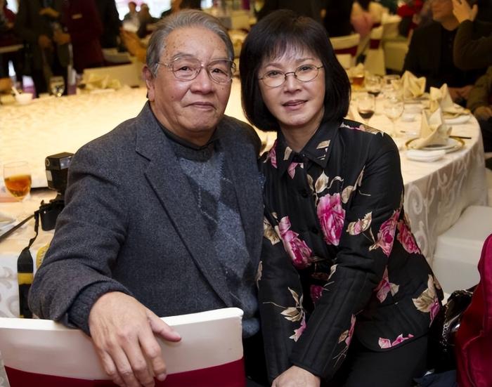 社会养老|86岁丁强下葬现场照曝光,爱妻磕头痛哭跪别,儿子亲撒骨灰入土