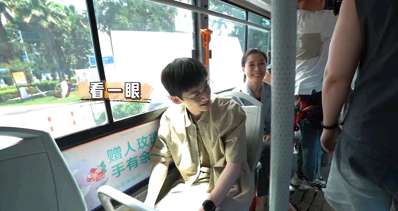 熊黛林|刘浩存又被网友骂了？白敬亭被自己逗笑了？王丽坤身体素质很好？