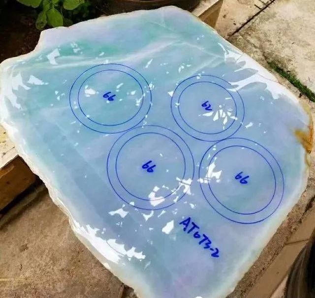 |美女9000买下的翡翠原石,切出一片蓝绿,起货13支春带彩手镯!