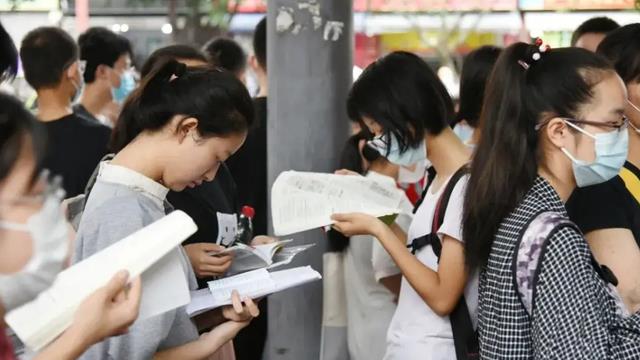 本科生|北大硕士求职被拒,原因很现实,985本科生比985研究生更受欢迎