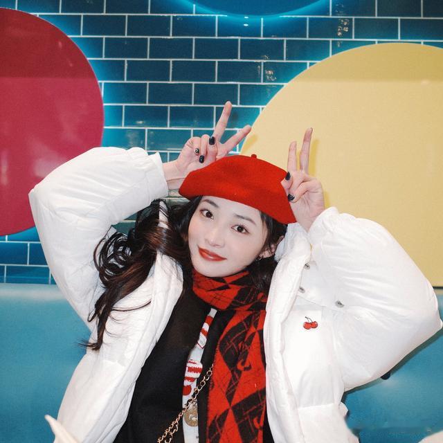 周洁琼|周洁琼头戴红色帽子可爱优雅美照欣赏