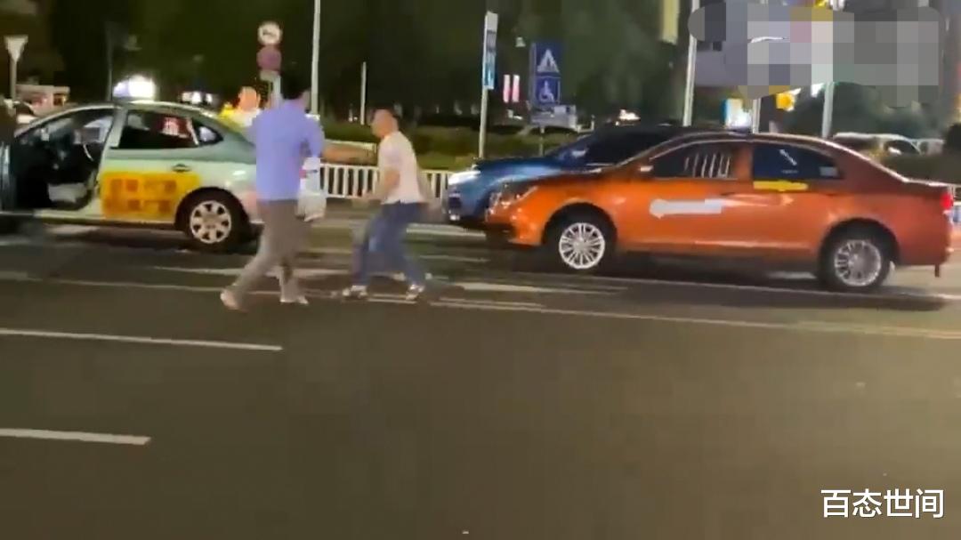 南宁的哥躲避追打时被私家车撞飞,与同行起冲突,被对方持刀追打