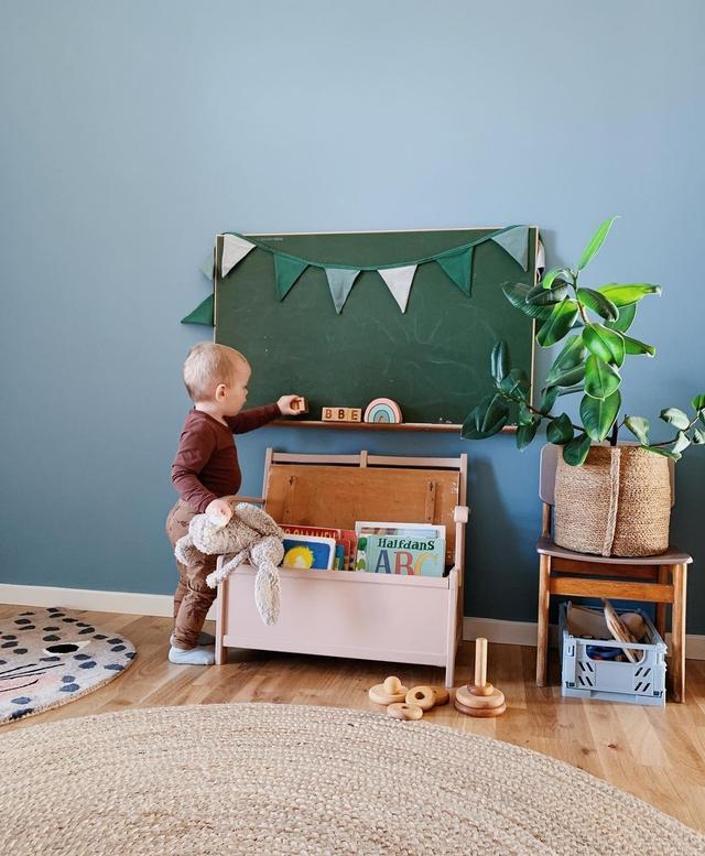 安德森复古美学之家，高级又养眼的粉与灰，乱得很好看