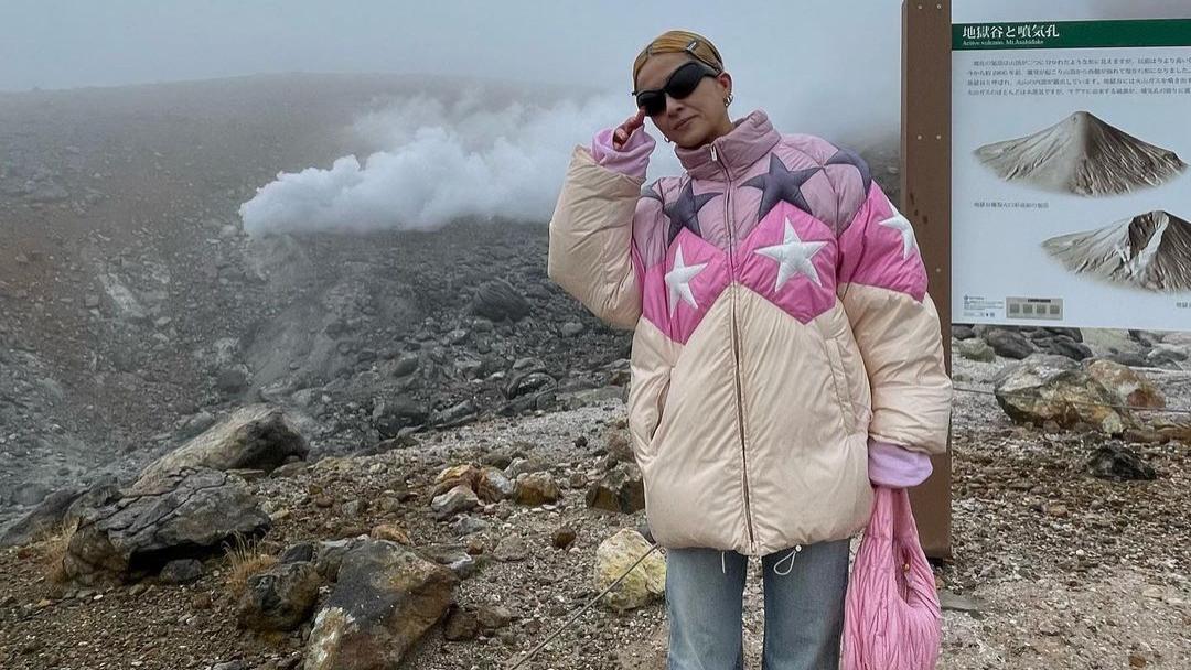 火山|陈奕迅忙准备演唱会，妻子却赴日本旅游，穿2万上衣登火山很兴奋