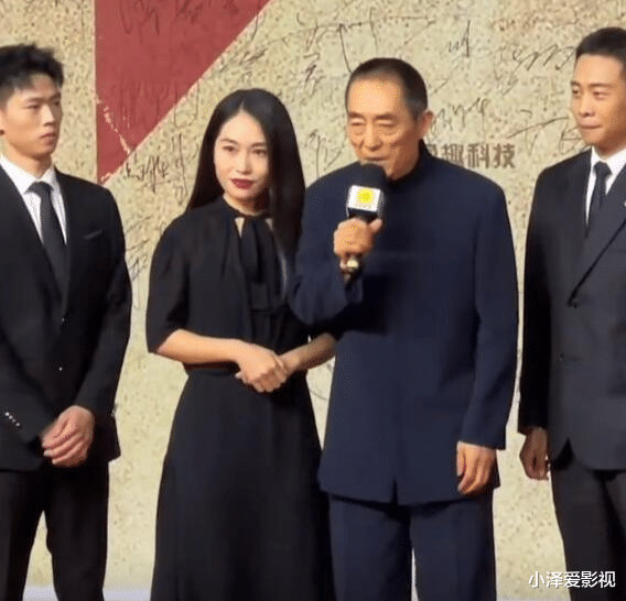 张末|张艺谋带大女儿走红毯见世面!38岁张末穿小黑裙,红唇长发撞脸章子怡