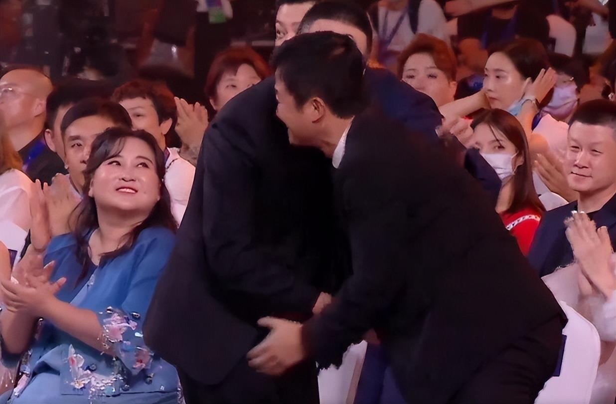 贾玲|百花奖现场明星反应太真实：吴京脸红张译咬牙，贾玲领奖全场哽咽