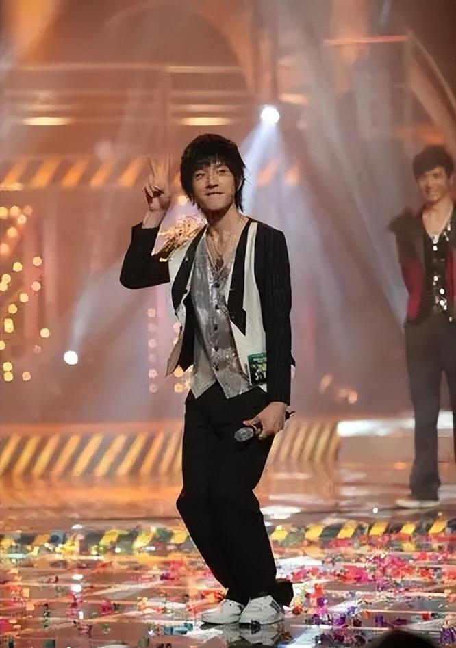 井柏然|井柏然:满月就被抛弃,靠奶奶捡破烂长大,出名却是为了什么?