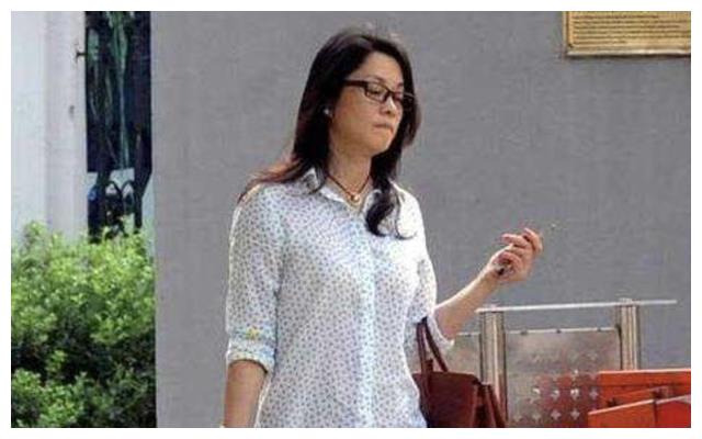 毛阿敏|毛阿敏:39岁嫁解直锟,婚后连生2胎,老公离世留下260亿无法接管
