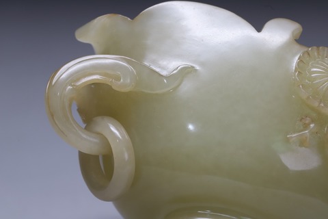 |和田玉籽料“玉鹅衔莲 水盂”.