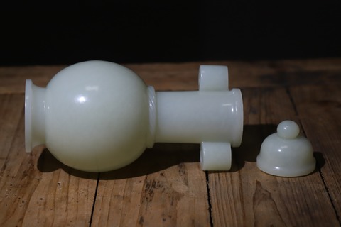 |舊藏和田玉“圆式绳纹贯耳瓶”