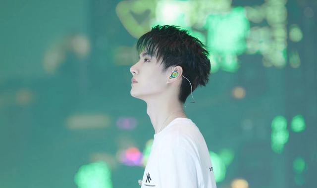 迪丽热巴|王一博去阎良拍戏，哪怕再低调，都抵挡不住当地人的热情